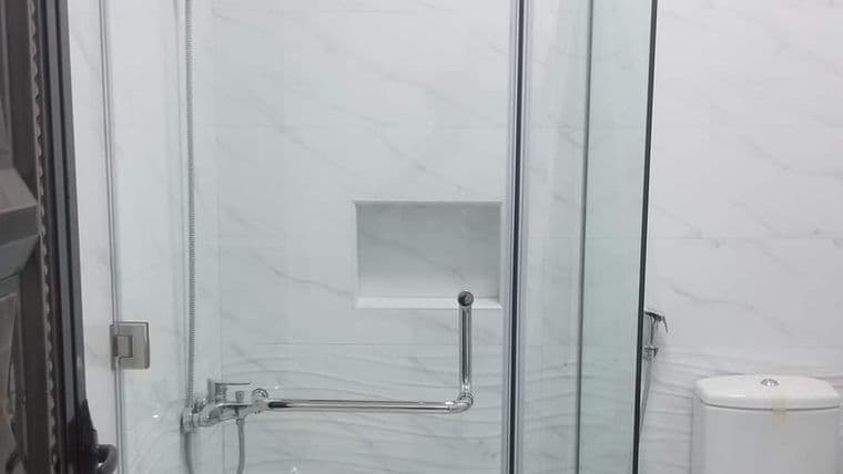 Frameless glass shower enclosure by Pillarstone