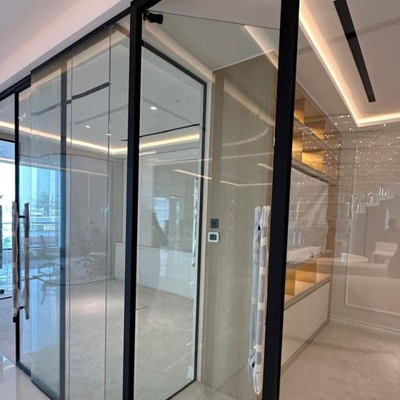 Manifestation banding on glass partition