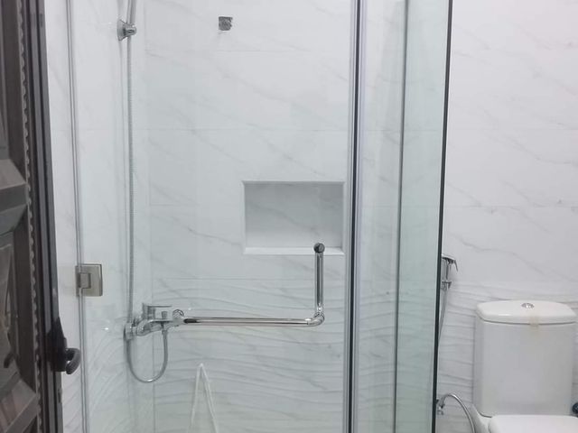 Frameless glass shower enclosure by Pillarstone