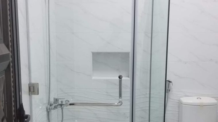 Frameless glass shower enclosure by Pillarstone