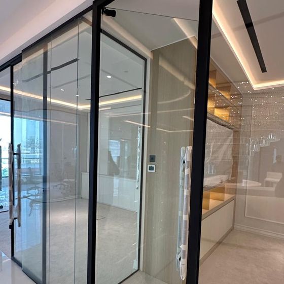 Manifestation banding on glass partition
