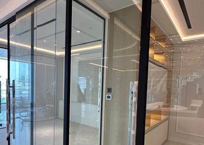 Frosted glass office partition by Pillarstone